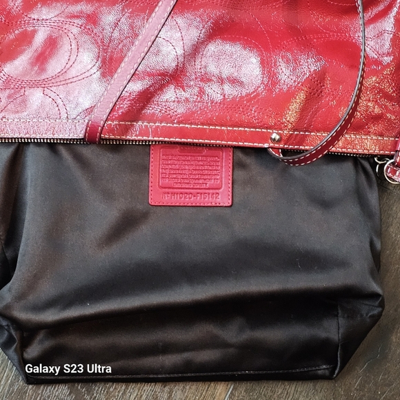 COACH F15142 Patent Leather Signature C Tote - Picture 13 of 16